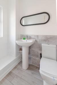 Spacious Stylish 4BR Home, Free Parking, WiFi, Garden, Headington-Oxford