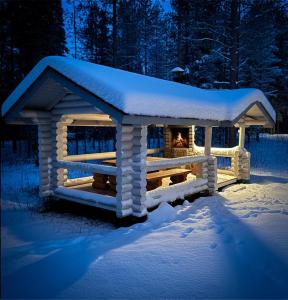 Cozy log cabin close to services, 6 people