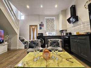 Cheerful 4 bedroom close to Uclan, Preston City Center