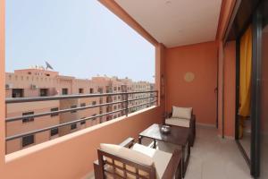 Modern top floor apartment with balcony!