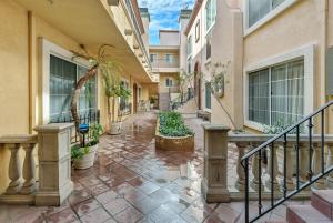 Quiet 1- bedroom condo near LAX, SoFi, and the Beach