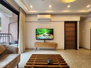 Candolim 2BHK Apartment - Mangrove View, Pool, Near Beach, Fast WiFi, Pet Friendly