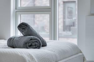 Sleek 4BR Townhouse - Rooftop - Hot Tub