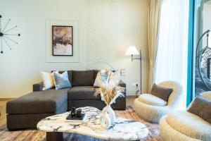 Seafront 2BR, Within Walking Distance to La Mer Beach, Short Drive Away from Mercato Mall, La Sirene Building 2, La Mer by Deluxe Holiday Homes