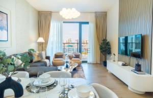 Seafront 2BR, Within Walking Distance to La Mer Beach, Short Drive Away from Mercato Mall, La Sirene Building 2, La Mer by Deluxe Holiday Homes