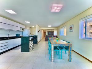 Apto Frente Mar Bali Beach Home Club 3 Quartos Climatizados Cozinha Completa Sacada com Churrasqueira 2 Vagas de Garagem Piscina borda infinita Sauna Academia Cinema Quadra Salão de Jogos Pé na Areia 15min do Beto Carrero