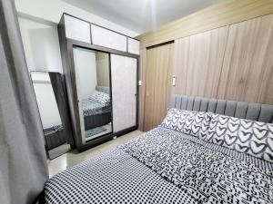 Hotel Like Comfort in Pasay Pool WiFi Netflix