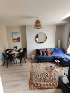 Victorias Bright Georgian Apartment