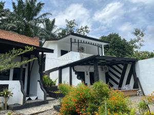 Jungle Edie Guesthouse & Jungle Trekking