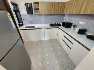 Peaceful Family 2BHK Retreat - Mangrove View, Pool, Walk to Candolim Beach