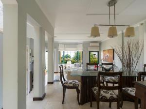 House with cozy garden BBQ and free parking