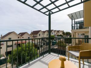 House with cozy garden BBQ and free parking