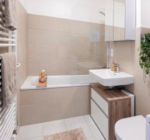 Moderne 2-Zimmer-Wohnung mit atemberaubender Skyline Aussicht auf Frankfurt!