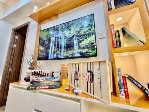 Walk to SM Mall, Near Airport, Disney plus, Netflix, Karaoke, WiFi