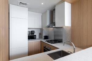 Maison Privee - Dazzling Downtown Retreat with Panoramic City Views