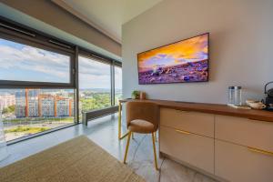 OLSZYNKI PARK 2- High-End Luxury Apartment with View, City Centre by StayNest