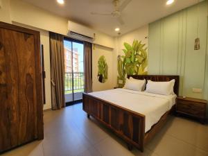 Bright Candolim 1BHK with Pool, Gym, Parking - 5 Minutes to Beach