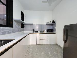 Bright Candolim 1BHK with Pool, Gym, Parking - 5 Minutes to Beach