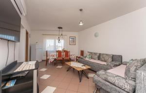 Lovely Apartment In Biograd Na Moru With Wifi 