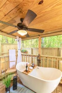 The Small Modern Villa Outdoor Tub-Unit B