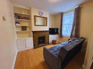 Modern Townhouse - Entire Home, Walk to Station Shops - Perfect for Groups