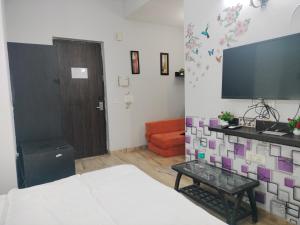 Pearl suites at omaxe eternity near prem mandir