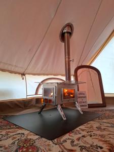 Tente glamping "Explorateurs" à la Ferme de la Chevêche