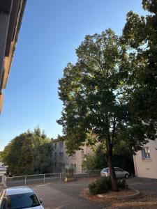 Cozy apartment with parking 5 min from downtown