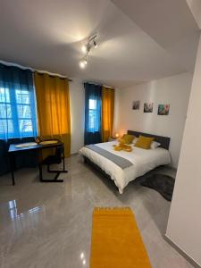 Lux City Stays-Beaumont Studio