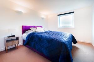 Two Bedroom Flat by Brookland Stays Serviced Accommodation Short Lets London with Free WiFi