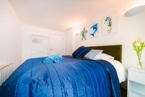 Two Bedroom Flat by Brookland Stays Serviced Accommodation Short Lets London with Free WiFi