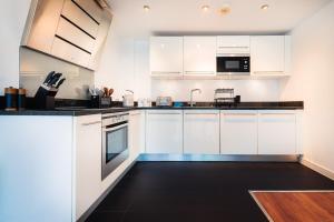 Two Bedroom Flat by Brookland Stays Serviced Accommodation Short Lets London with Free WiFi