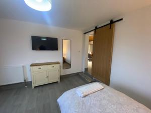 POPPY LUXURY LODGE Sleeps 8 at Fairview Farm, Ravenshead, Nottingham Near Sherwood Forest, Dog Friendly, Farm Stay great for wedding groups, families, Hen Dos, friends gatherings with amazing views