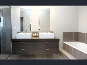 Modern Coastal Home Luxury Stay in Bushland Beach QLD 4818