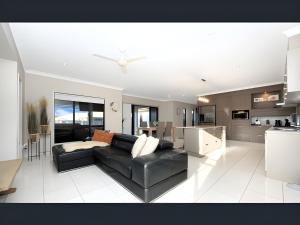 Modern Coastal Home Luxury Stay in Bushland Beach QLD 4818