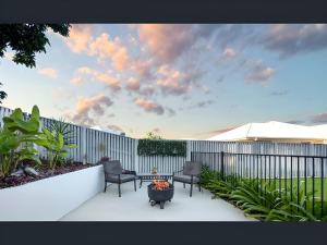 Modern Coastal Home Luxury Stay in Bushland Beach QLD 4818