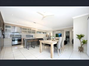 Modern Coastal Home Luxury Stay in Bushland Beach QLD 4818