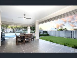 Modern Coastal Home Luxury Stay in Bushland Beach QLD 4818