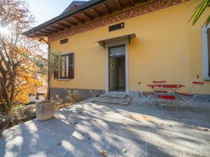 Dreamy Lakeview Attic Escape
