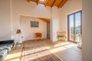 Dreamy Lakeview Attic Escape