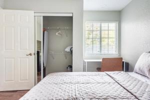 1 Mile to Stadium, Dog Friendly, Pool, Parking