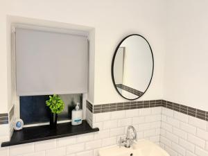 Large Cardiff House with Self Check In, Free Parking & Fast WiFi