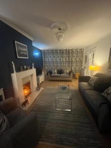 Delightful, central 3 bedroom house with garden & free parking