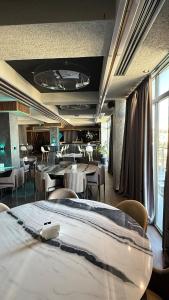 Hotel-Style Studio with City View, Bar, Restaurant, Casino & Room Service