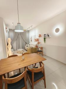 Aliff Height Tampoi 2BR Warm Japanese Pool View 5pax I PetFriendly I Netflix 2Carpark
