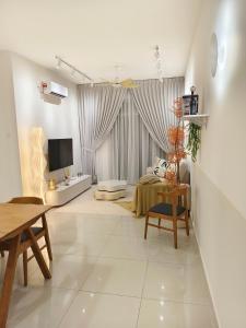 Aliff Height Tampoi 2BR Warm Japanese Pool View 5pax I PetFriendly I Netflix 2Carpark