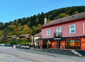LOGIS HÔTEL, CHALETS et RESTAURANT LES CHATELMINÉS