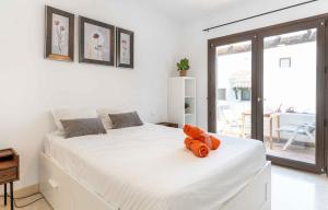 4min stroll to Restaurants and Mini market, 15min drive to Fuengirola beach