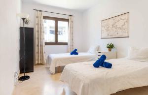 4min stroll to Restaurants and Mini market, 15min drive to Fuengirola beach