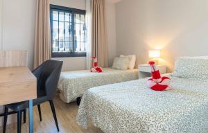 PRIME LOCATION! Few minutes walk to the Beach, Sports Club, Restaurants, Supermarkets and more!